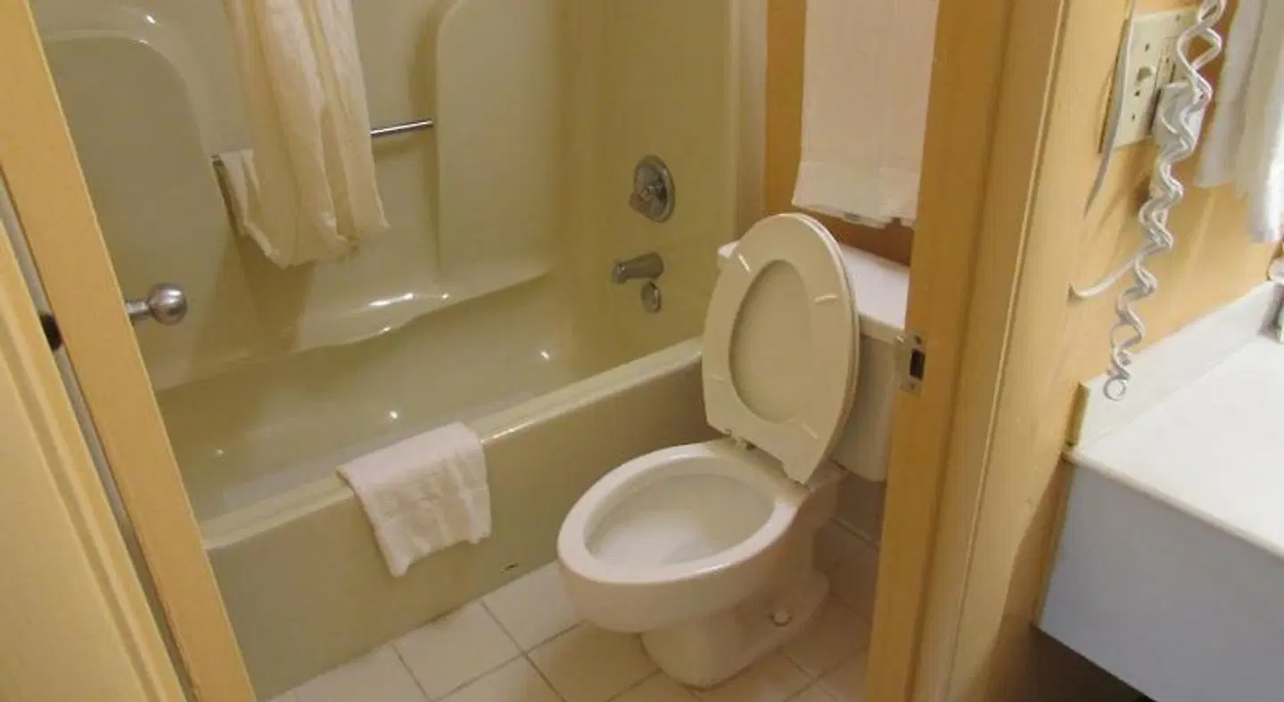 Econo Lodge Badezimmer