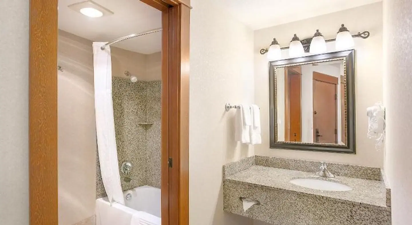 The Kathryn Riverfront Inn, Ascend Hotel Collection Badezimmer