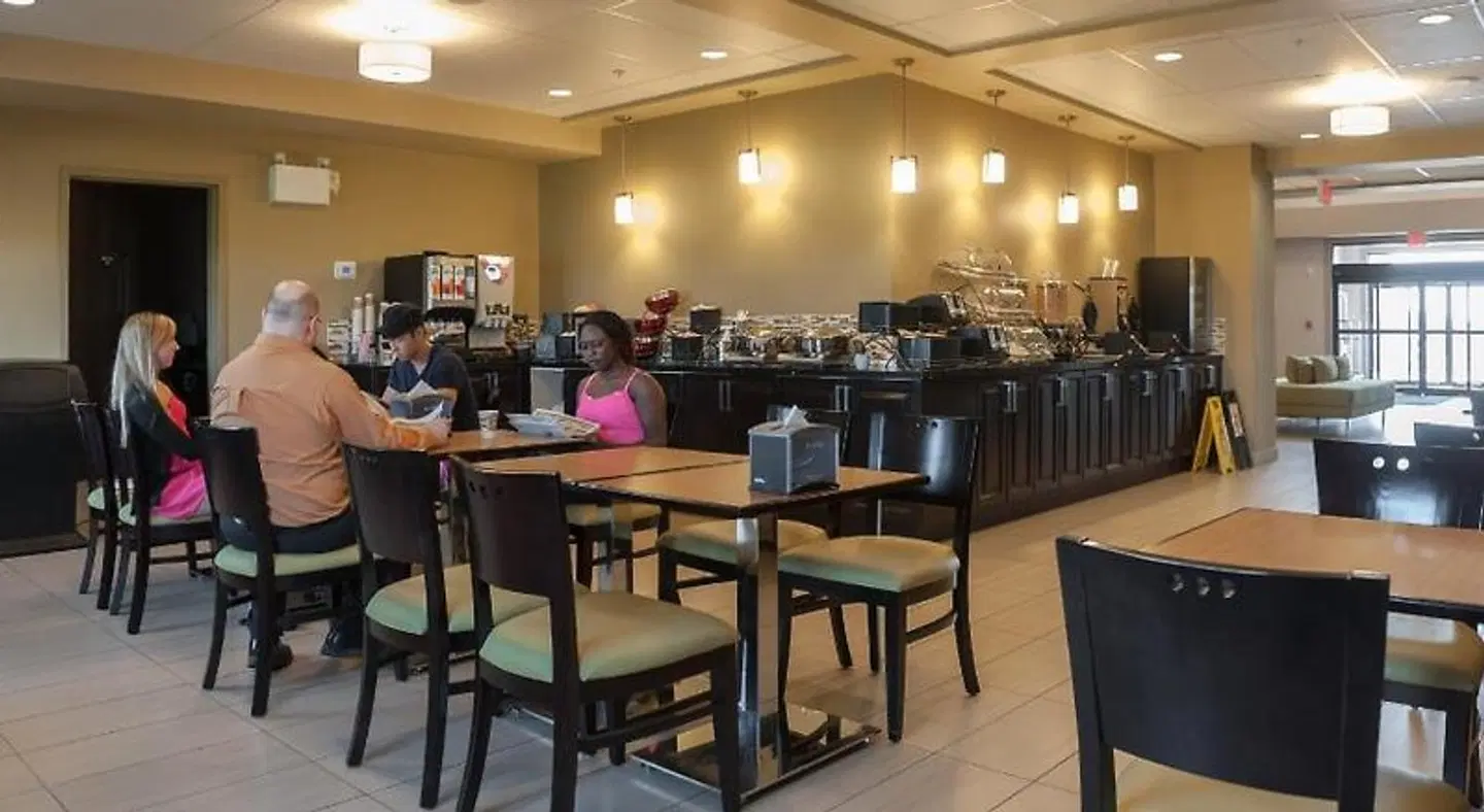 Best Western Plus Moose Jaw Bar