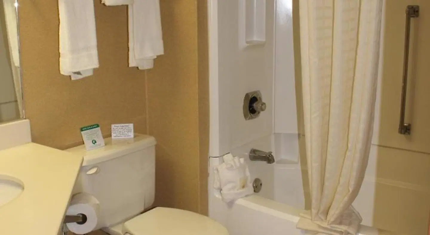 Quality Inn South Colorado Springs Badezimmer