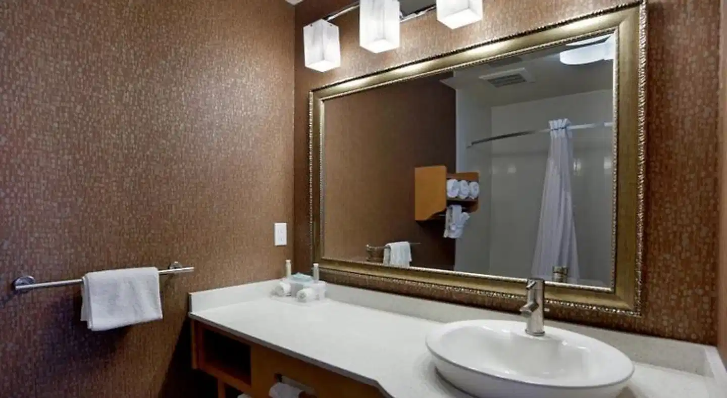 Holiday Inn Express Monterey-Cannery Row Badezimmer