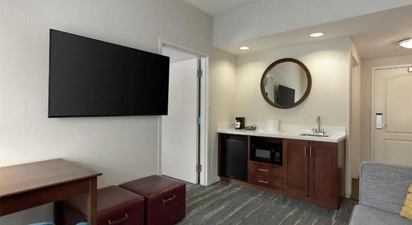 Hampton Inn & Suites Pittsburgh/Harmarville ROOM_EXAMPLE