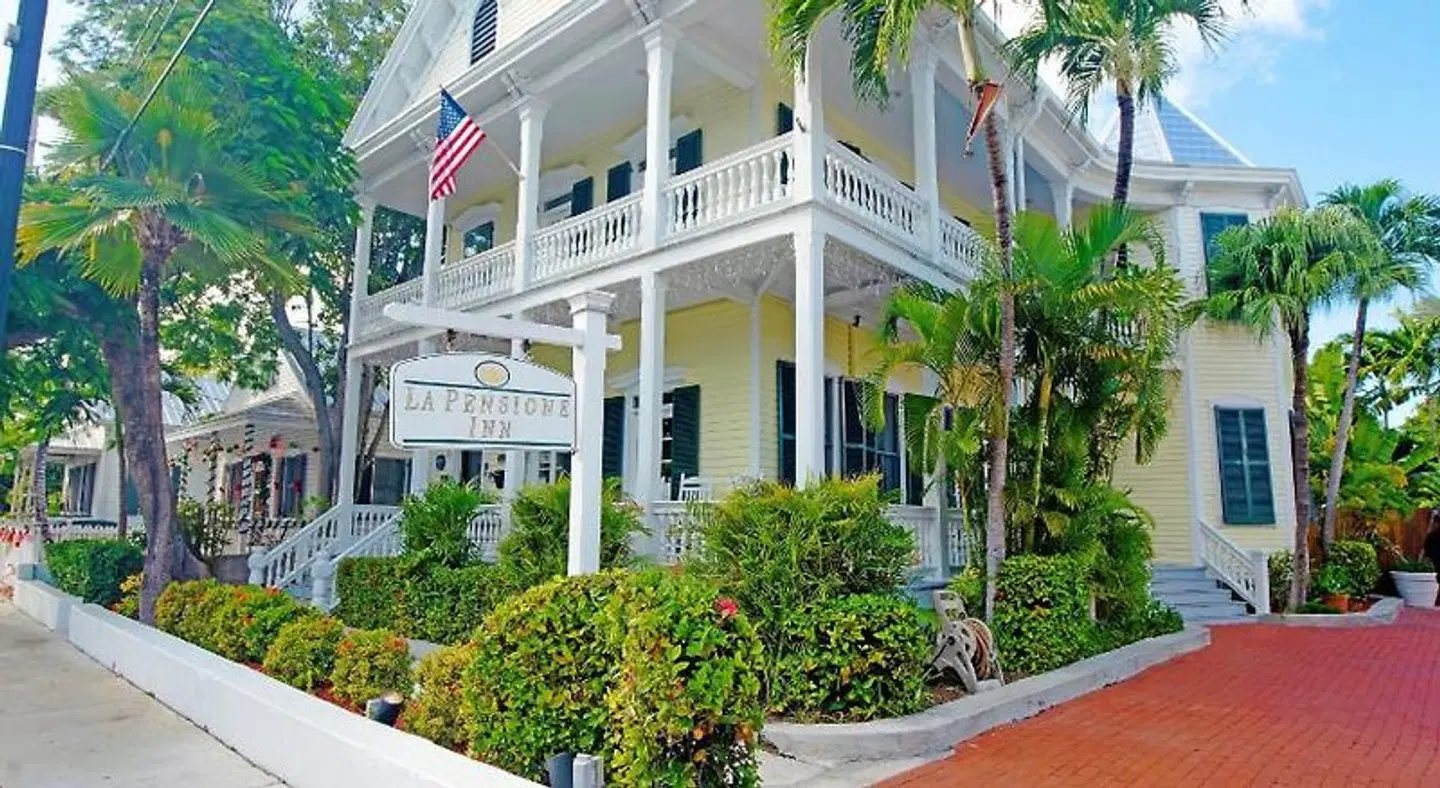 Silver Palms Inn EXTERIOR
