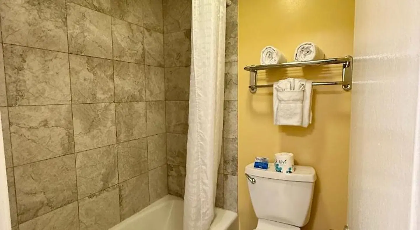 Monterey Bay Lodge Badezimmer