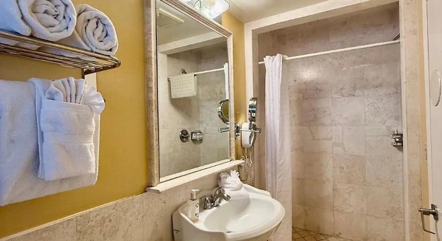 Monterey Bay Lodge Badezimmer