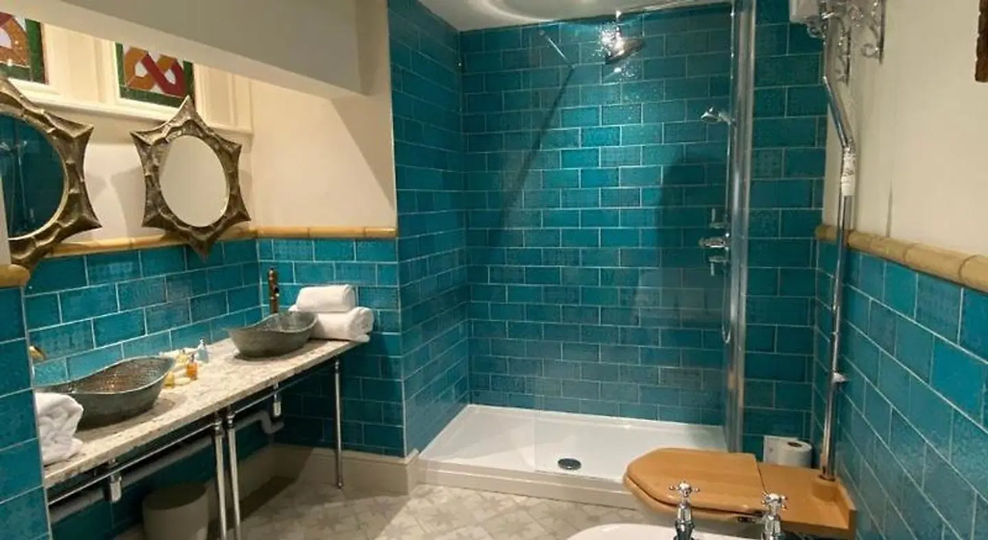 Tolcarne Beach Apartments Badezimmer