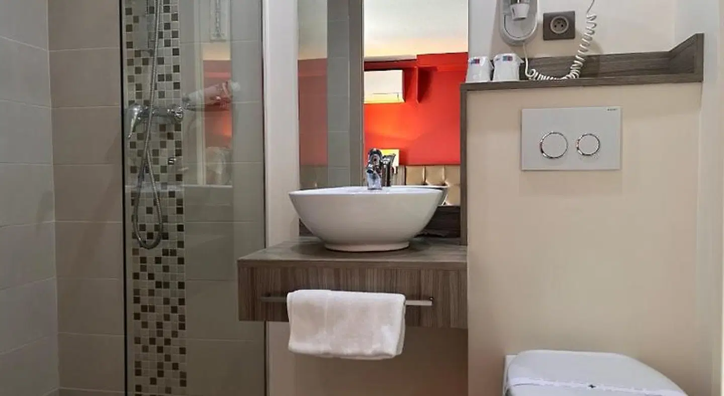 Brit Hotel Foix Badezimmer