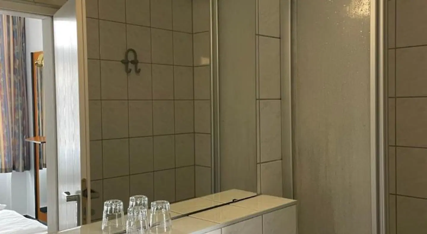 Krone Am Bahnhof Badezimmer
