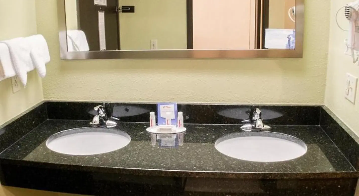 Quality Inn ROOM_EXAMPLE