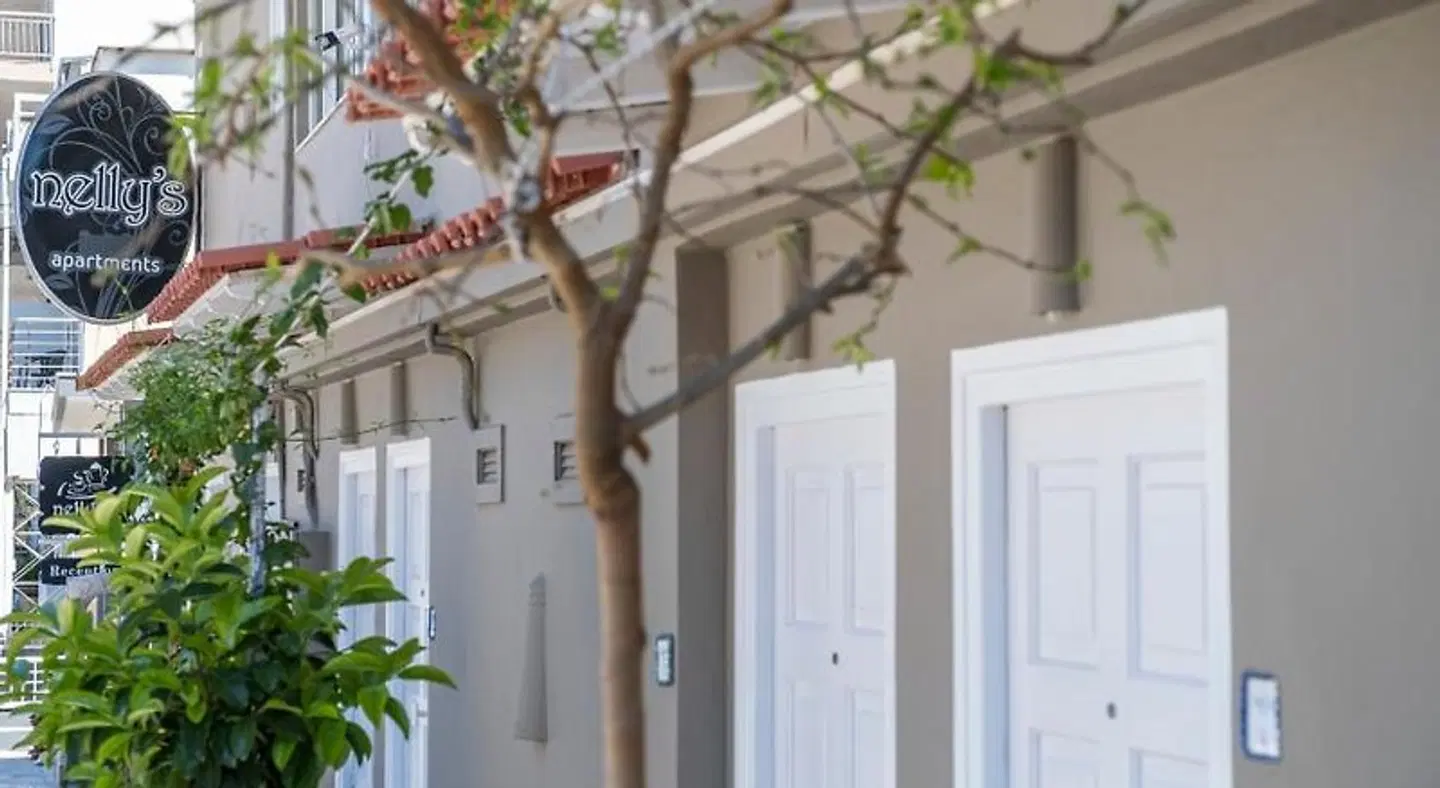 Nelly's Hotel Apartments EXTERIOR