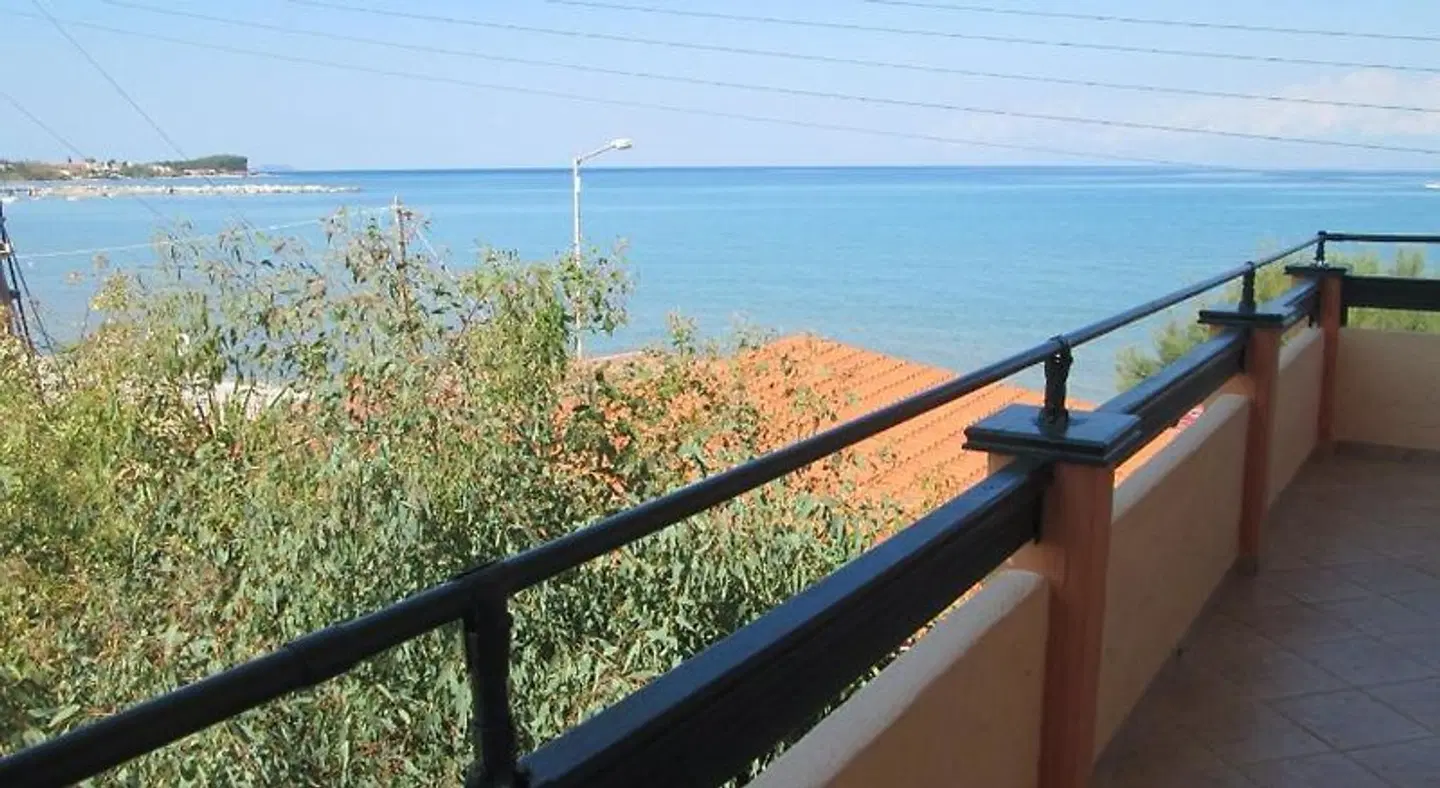 Ninos On The Beach Hotel Terrasse