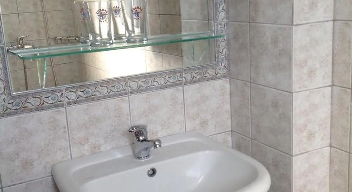 Ninos On The Beach Hotel Badezimmer