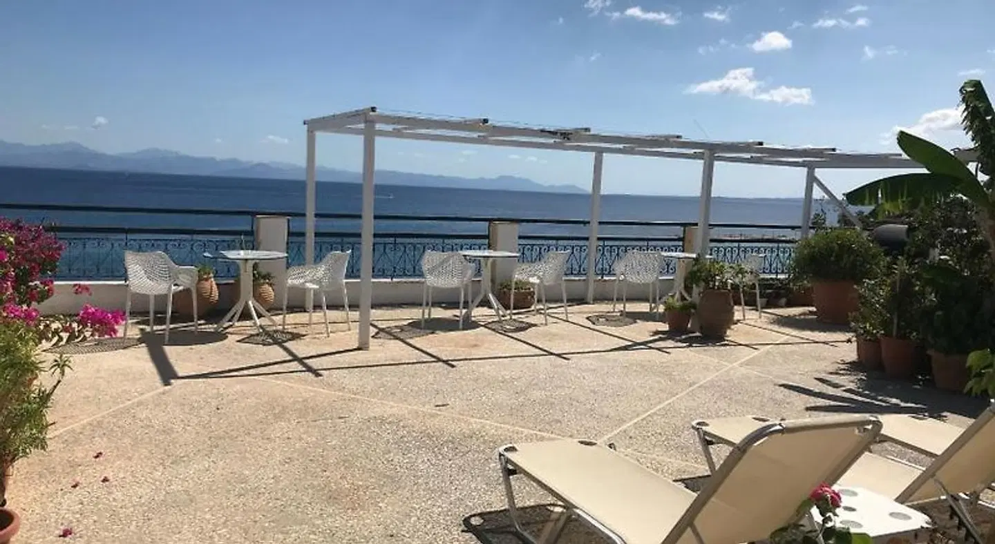 Eros Beach Hotel Terrasse