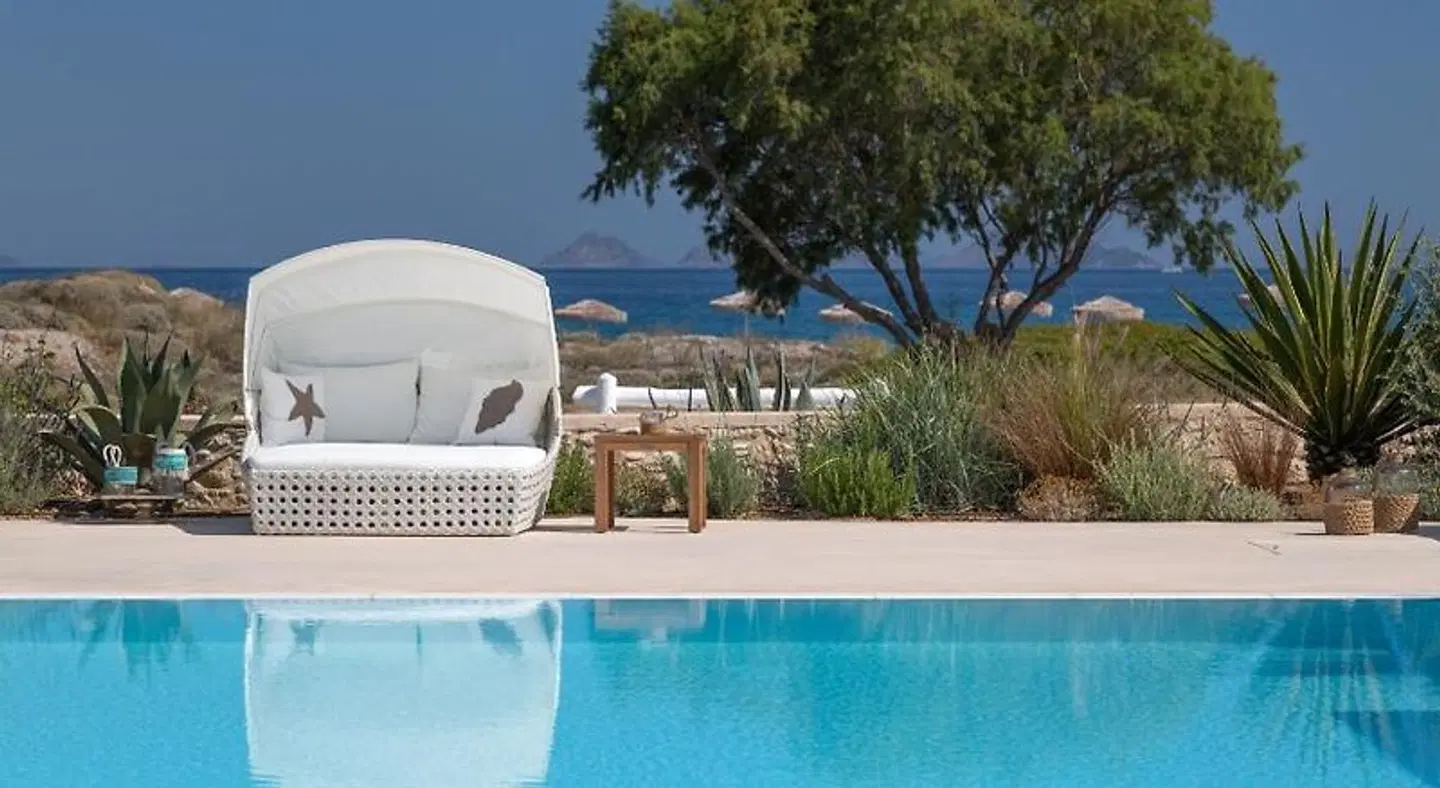 White Pearls Luxury Suites OUTDOOR_POOL