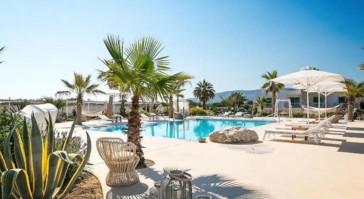 White Pearls Luxury Suites OUTDOOR_POOL