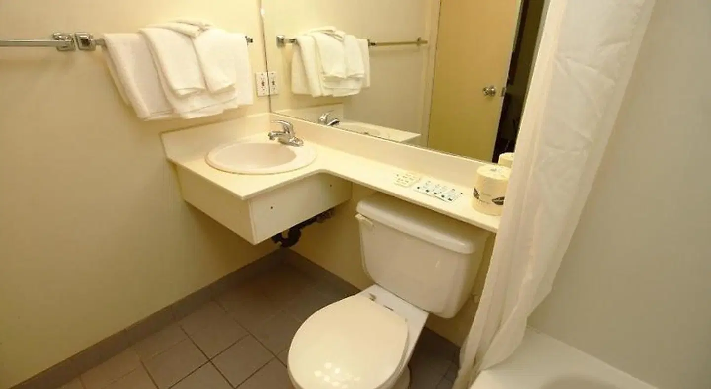 Niagara Lodge & Suites Badezimmer
