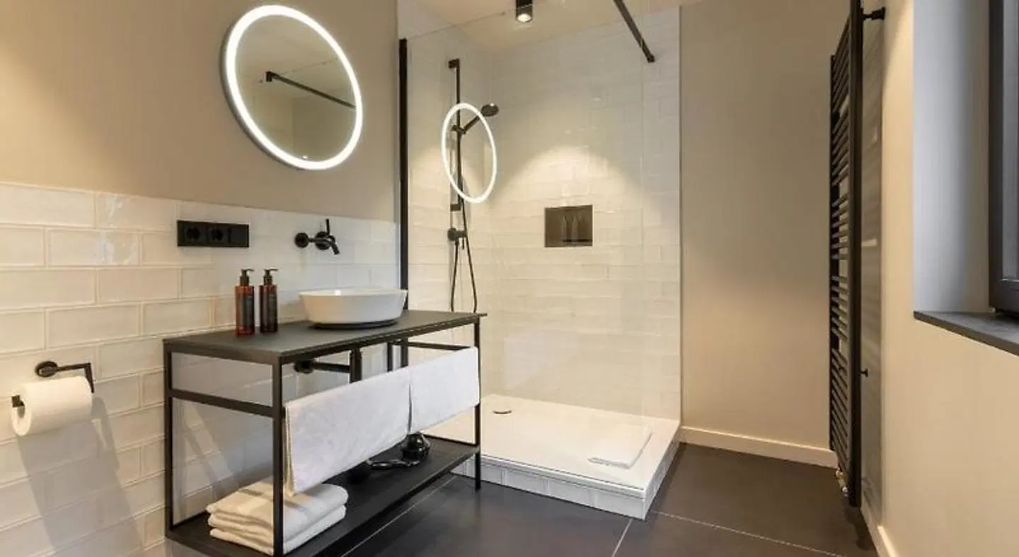 THE ADAMS- Self Check in Hotel Badezimmer