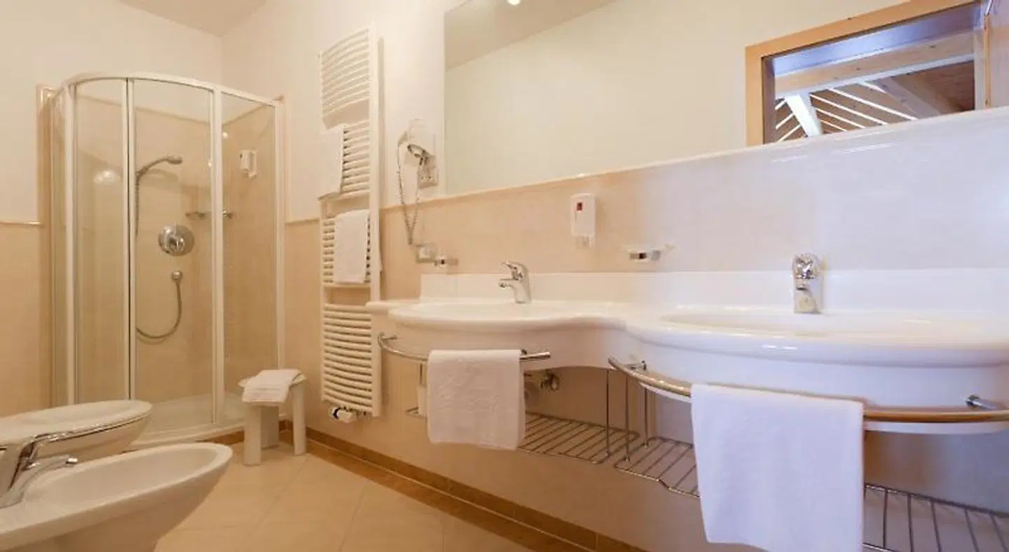 Almhotel Glieshof Badezimmer