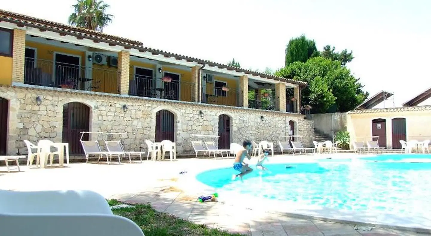 Agriturismo Le Chiuse OUTDOOR_POOL