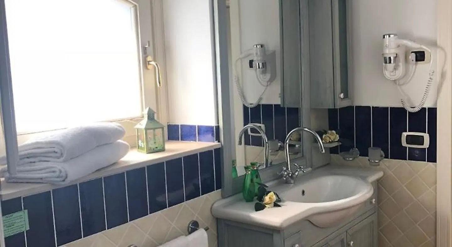 Torre Archirafi Resort Badezimmer