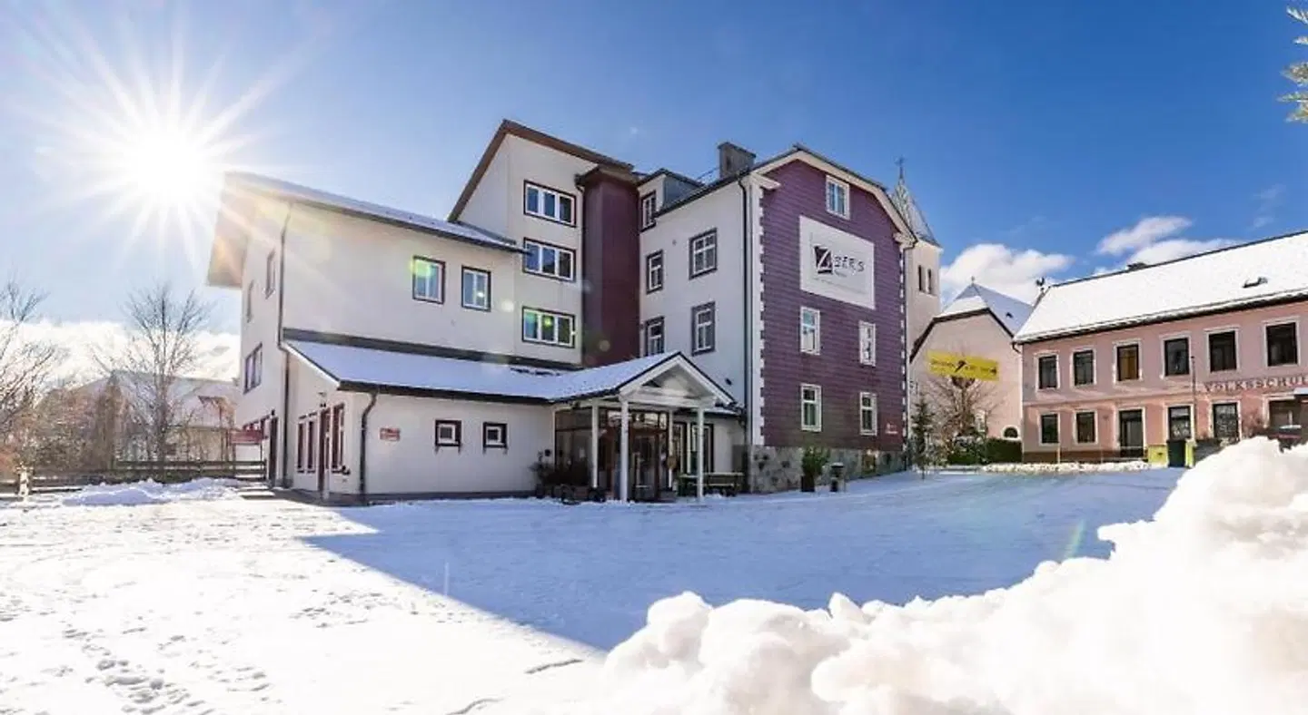 Zuser's EXTERIOR