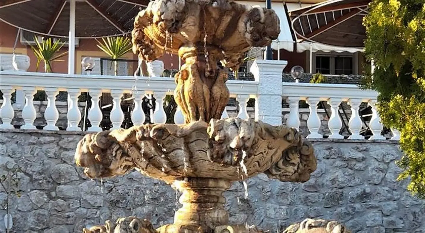 Stefanos Place Tiere