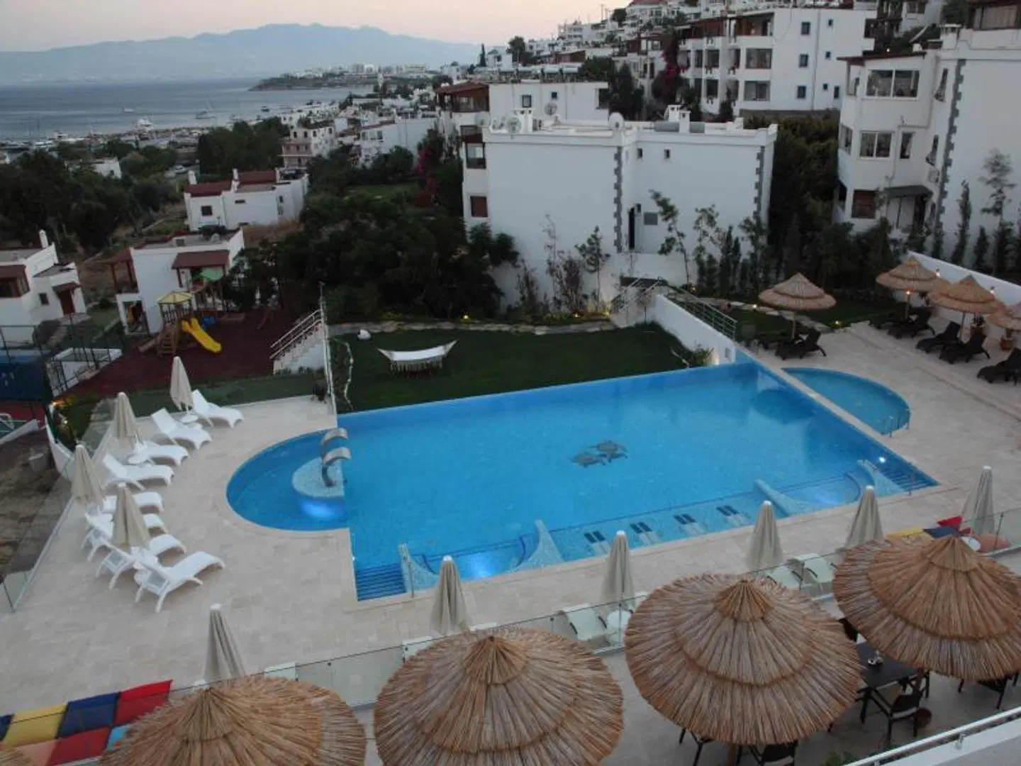 Sentido Bellazure OUTDOOR_POOL