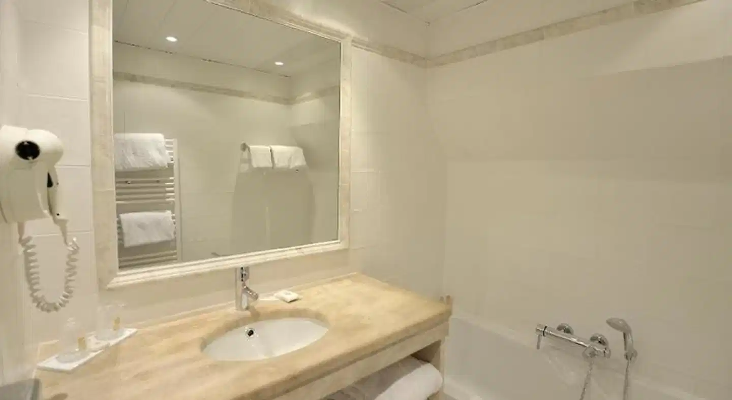 Hôtel le Donjon Badezimmer