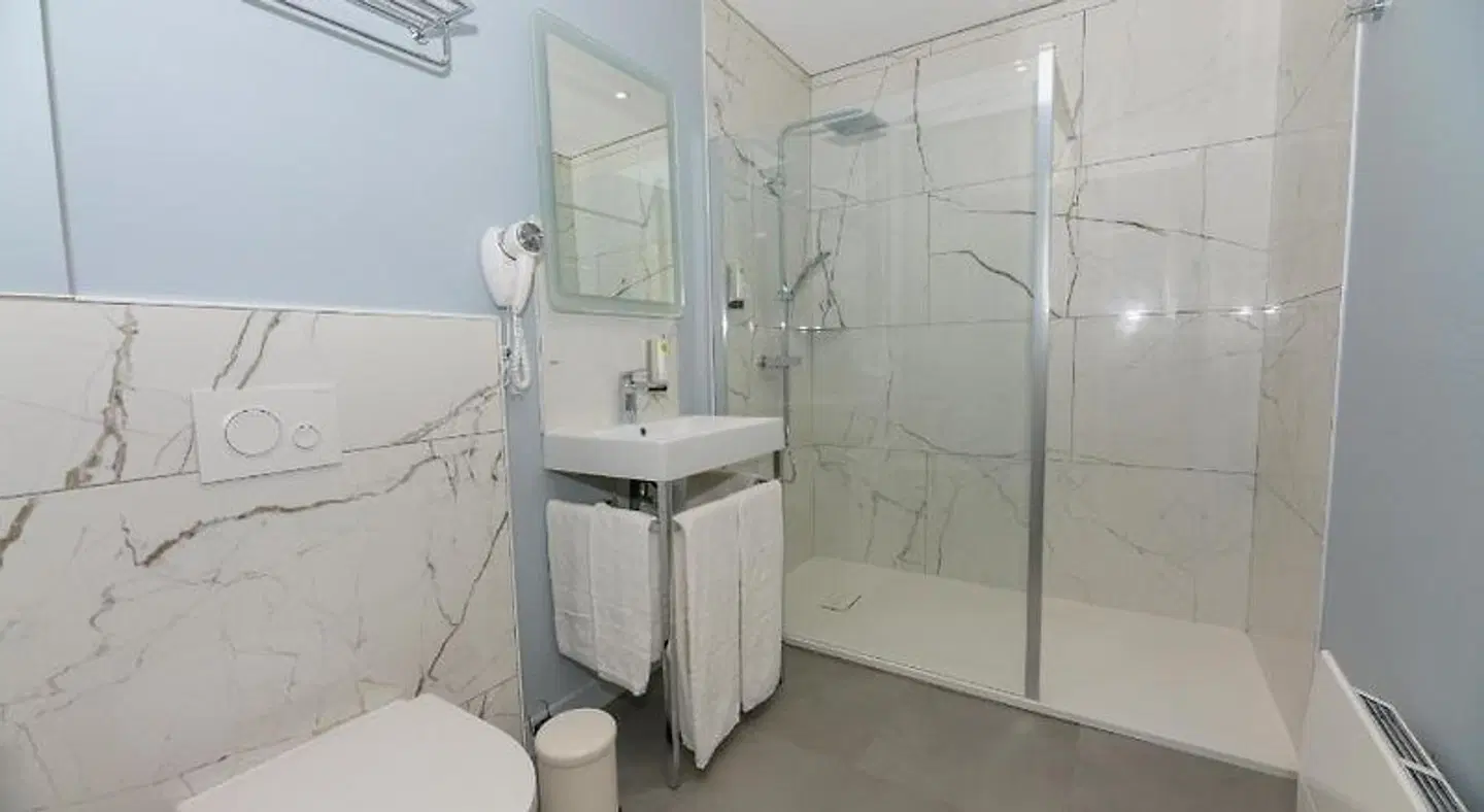 Logis Hôtel du Parc Badezimmer