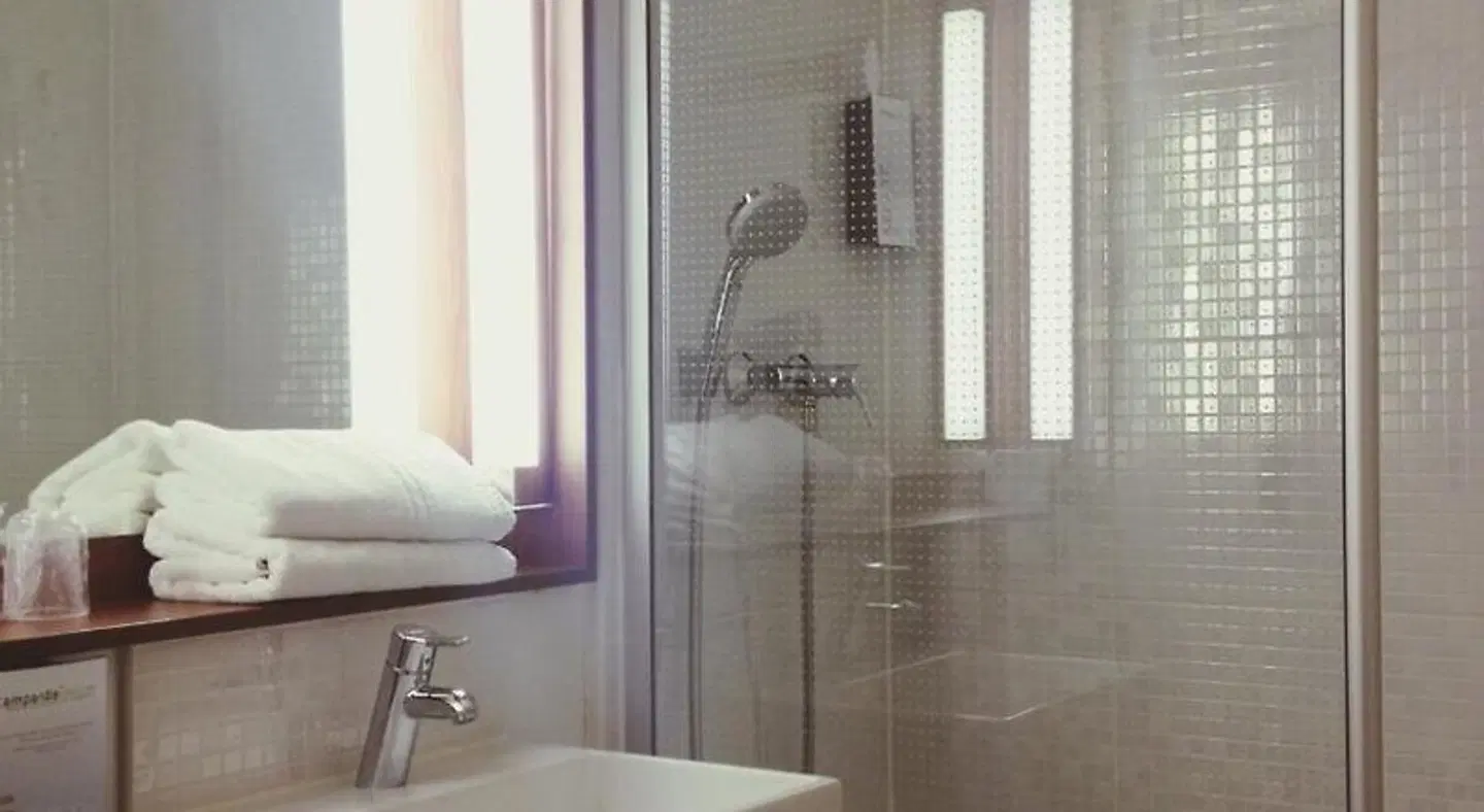 Campanile Hotel Orange Badezimmer