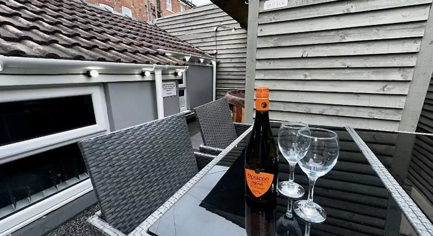Albert Luxury Hottub and Jacuzzi Apartments Terrasse