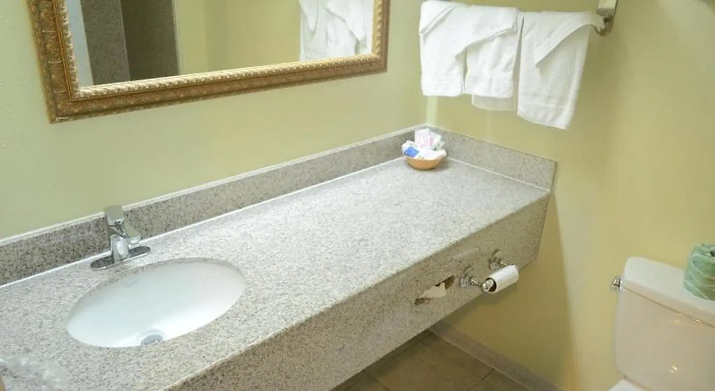 Scottish Inn and Suites Reliant Park/Texas Medical Center Badezimmer