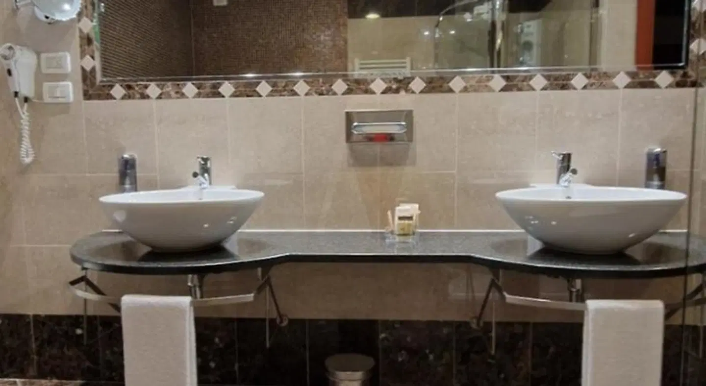 Bella Italia Palace Hotel Badezimmer