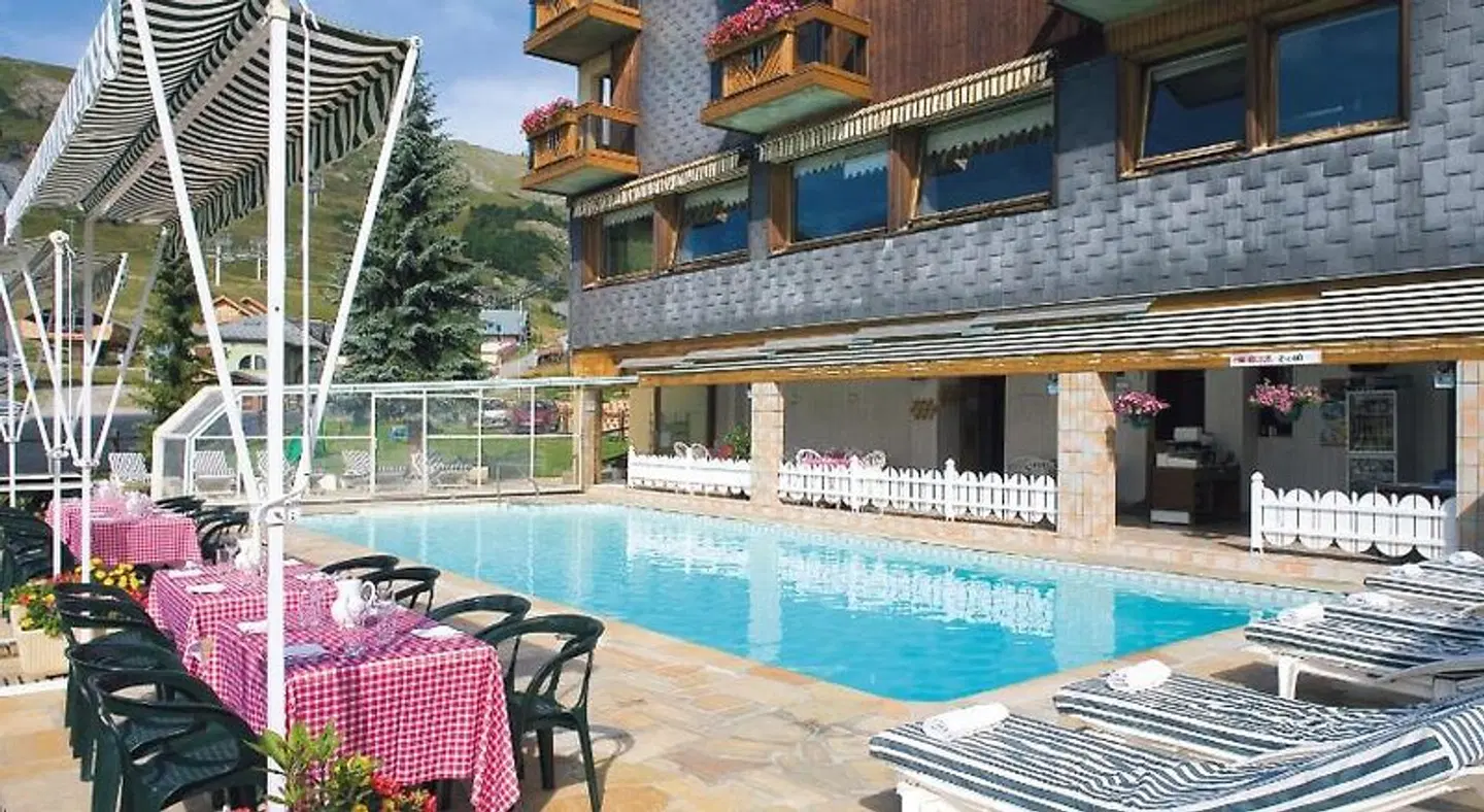 Hôtel Les Soldanelles OUTDOOR_POOL