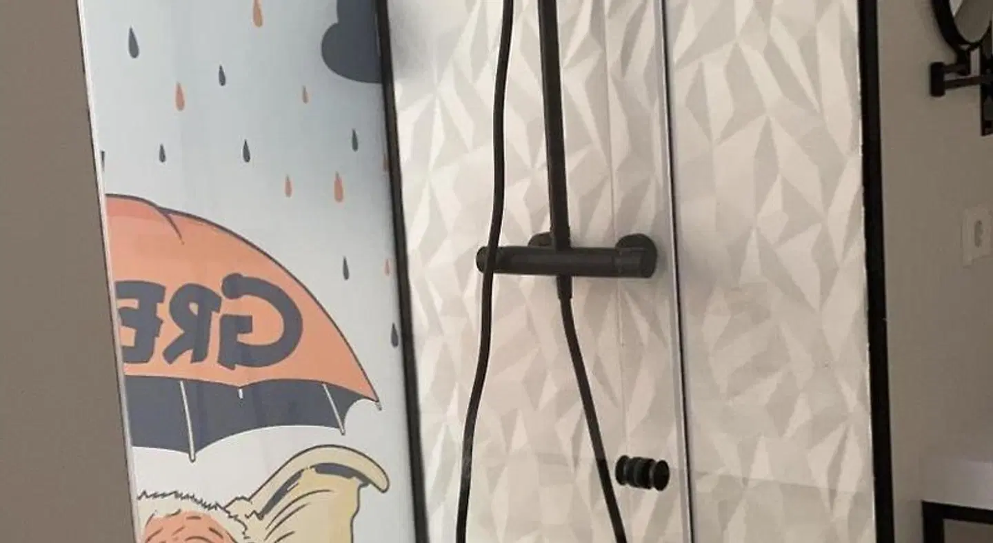 DormirDCine Alicante Badezimmer