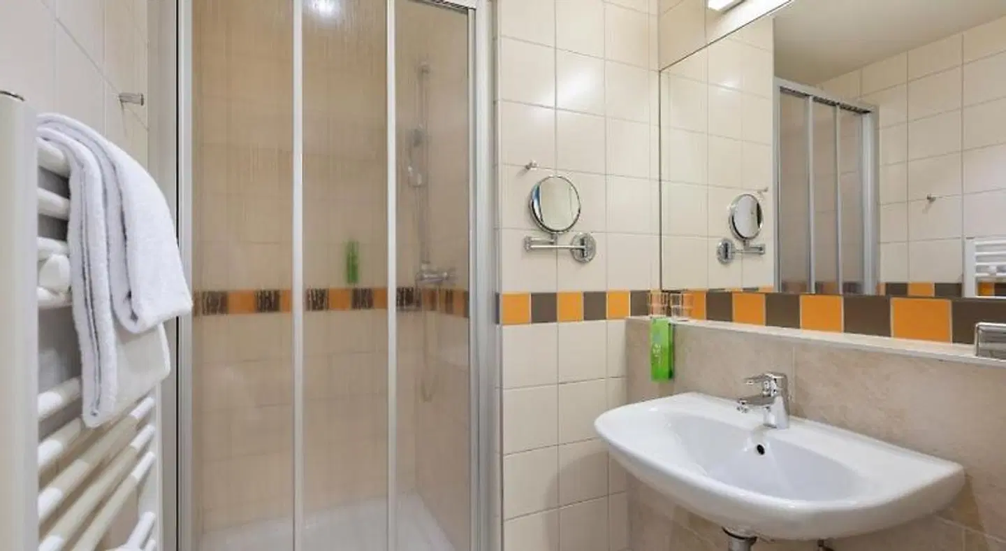 JUFA Hotel Spital am Pyhrn Badezimmer