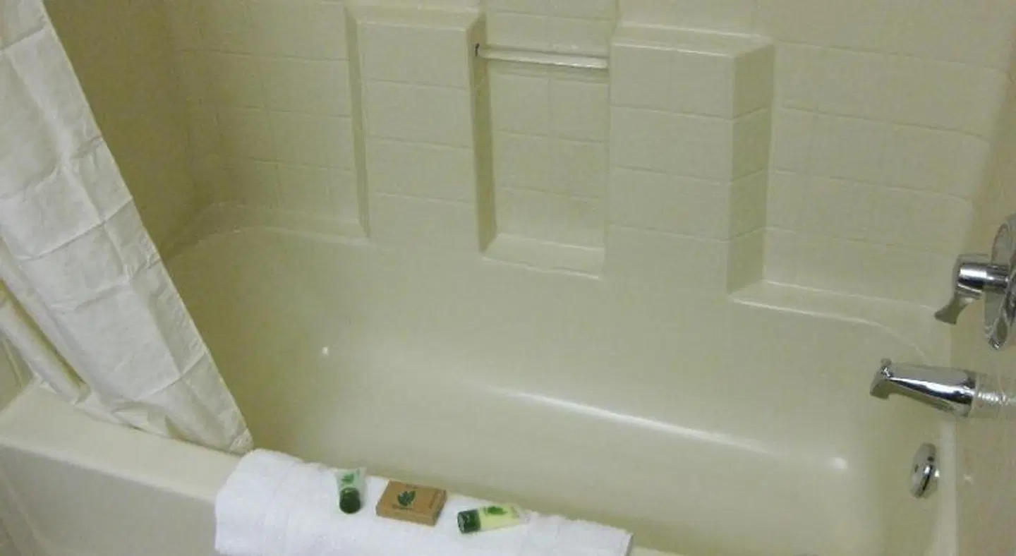 SureStay Plus by Best Western Enterprise Badezimmer