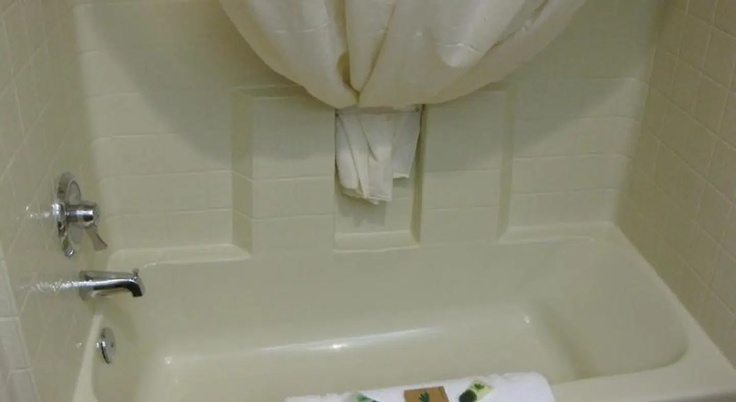 SureStay Plus by Best Western Enterprise Badezimmer