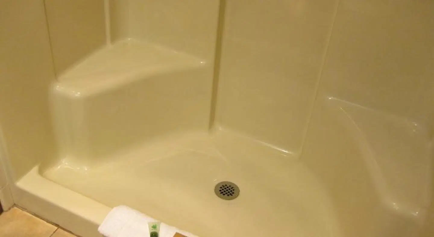 SureStay Plus by Best Western Enterprise Badezimmer