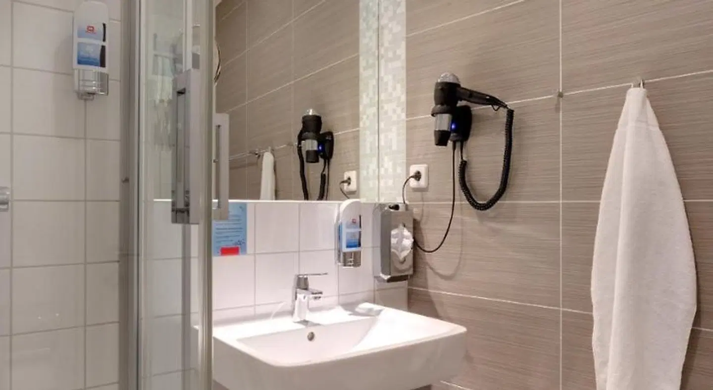 MEININGER Hotel Berlin Alexanderplatz Badezimmer