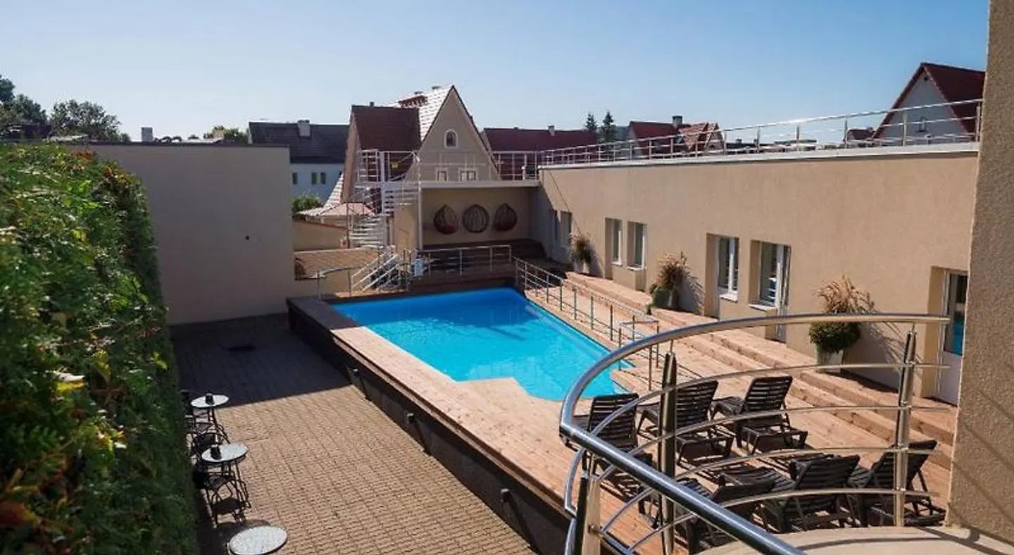 Hotel Vesiroos OUTDOOR_POOL