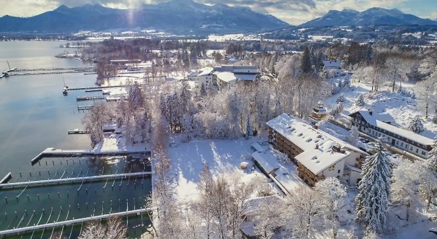 Yachthotel Chiemsee EXTERIOR