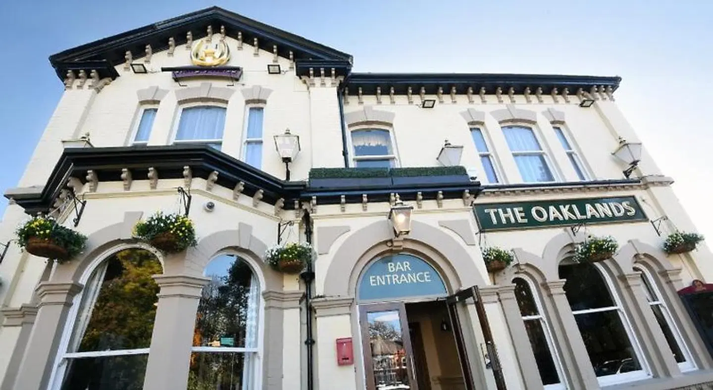 Oaklands by Greene King Inns EXTERIOR