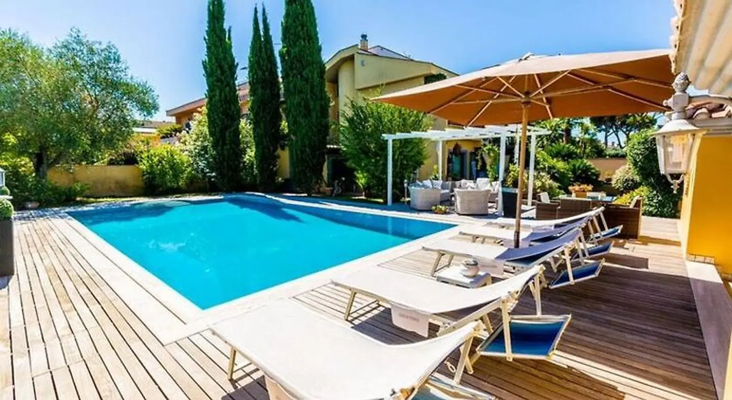 Le Lanterne OUTDOOR_POOL