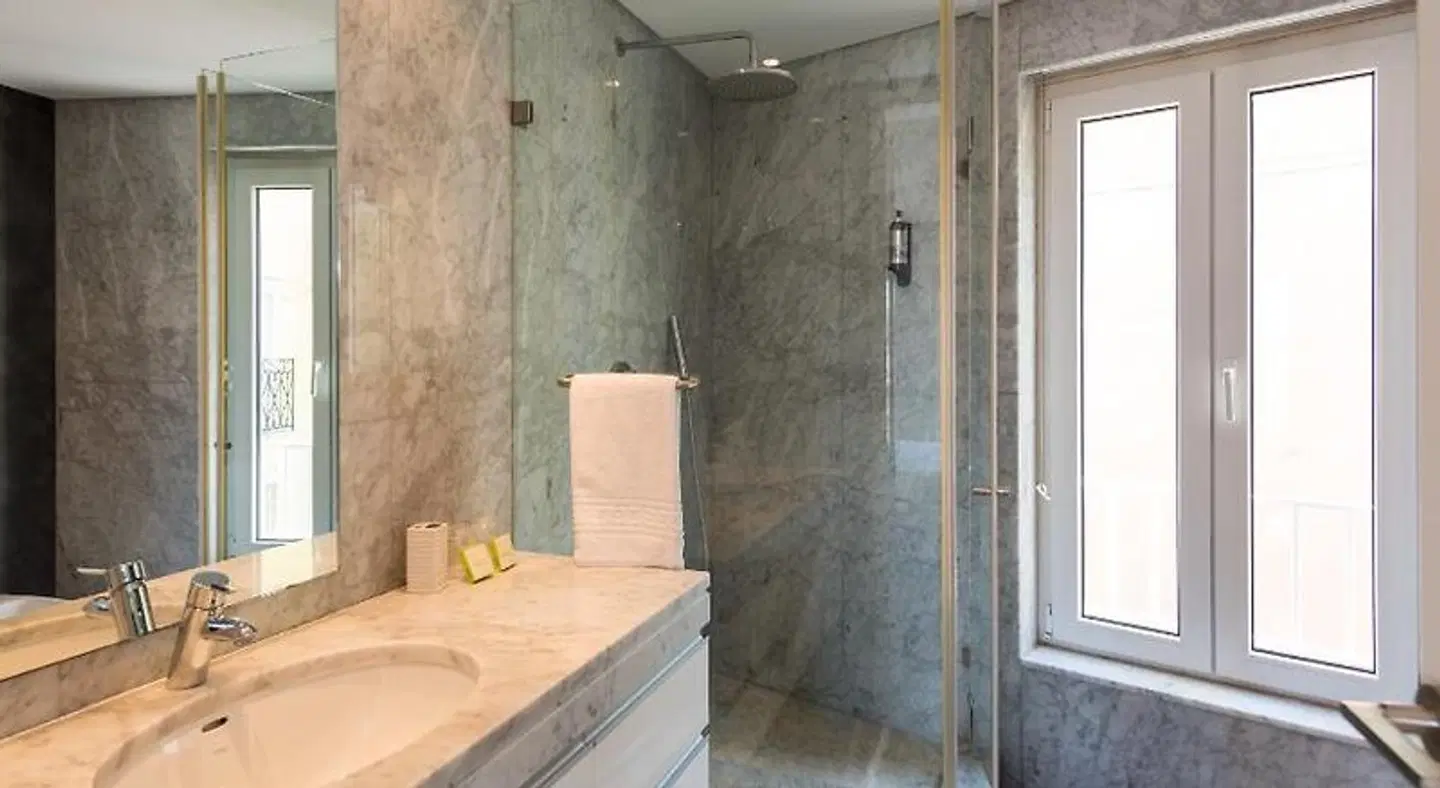 Pateo Lisbon Lounge Suites Badezimmer