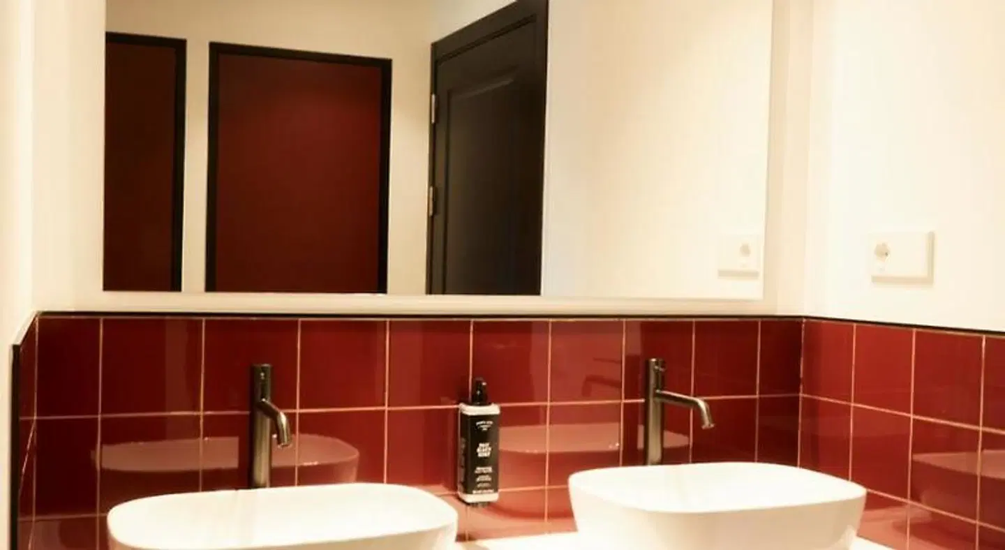 LATROUPE Prado Hostel Badezimmer