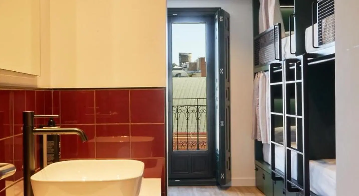 LATROUPE Prado Hostel Badezimmer