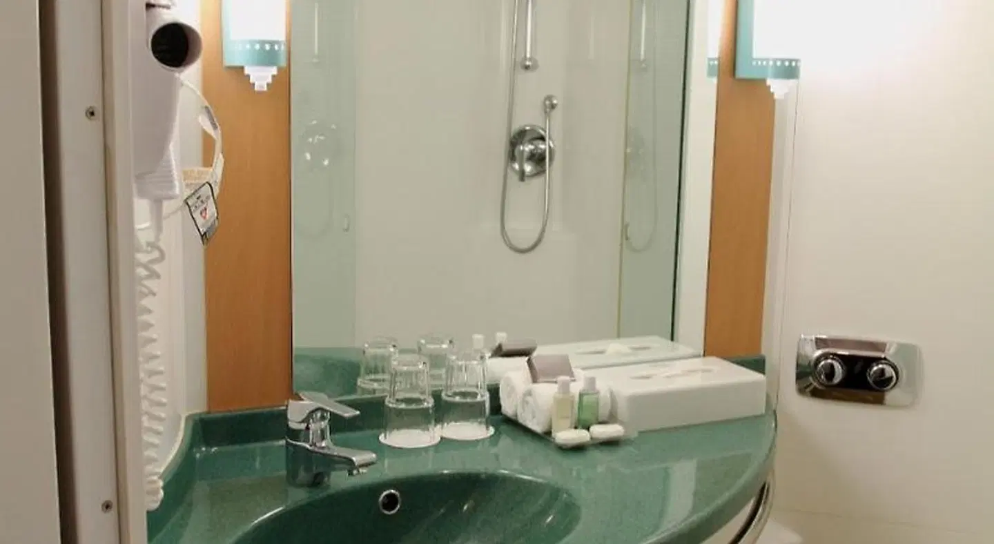 ibis Auckland Ellerslie Badezimmer