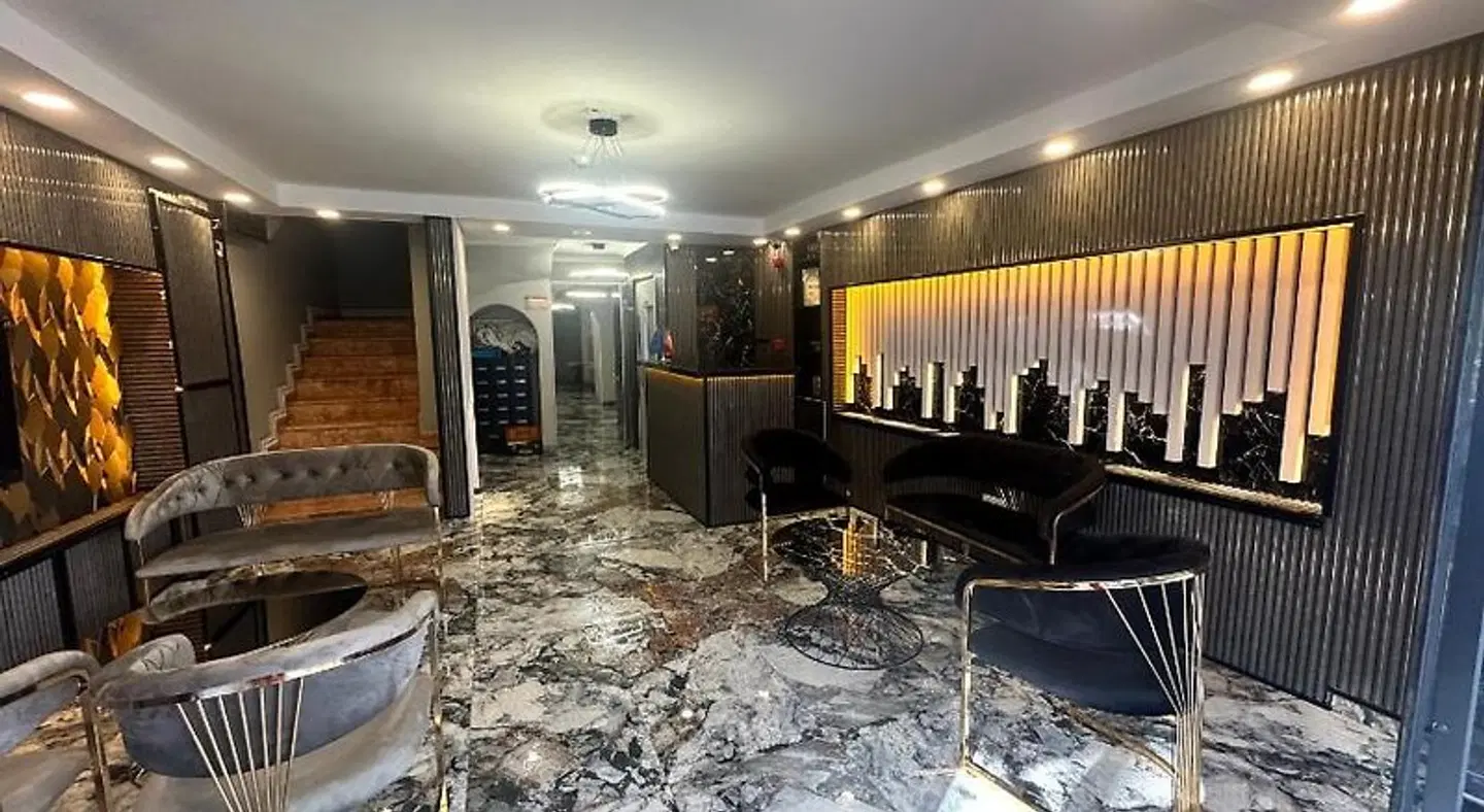 Crowned Exclusive Hotel Bar