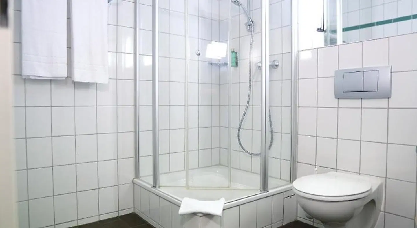 B&K Hotels Badezimmer